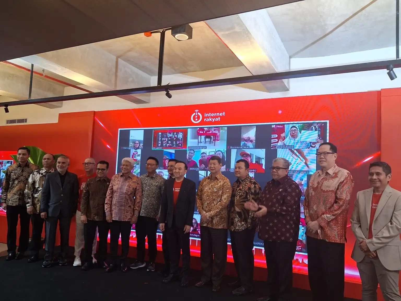 Seremonial jajaran direksi anak usaha WIFI, PT Telemedia Komunikasi Pratama luncurkan IRA – Internet Rakyat di Regional-1 yang mencakup Pulau Jawa, Maluku, dan Papua. Foto: WIFI