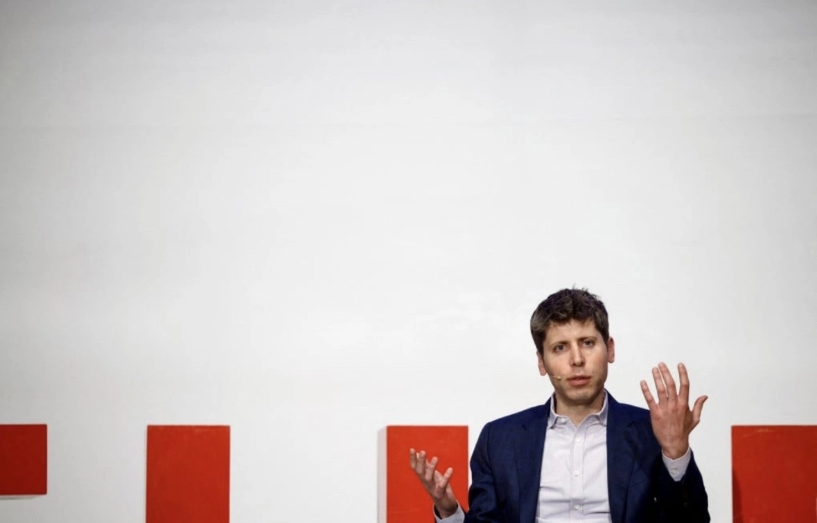 CEO OpenAI Sam Altman menilai AI kecil kemungkinan memicu kiamat pekerjaan dan mengakui prediksi awalnya meleset. Foto: South China Morning Post.
