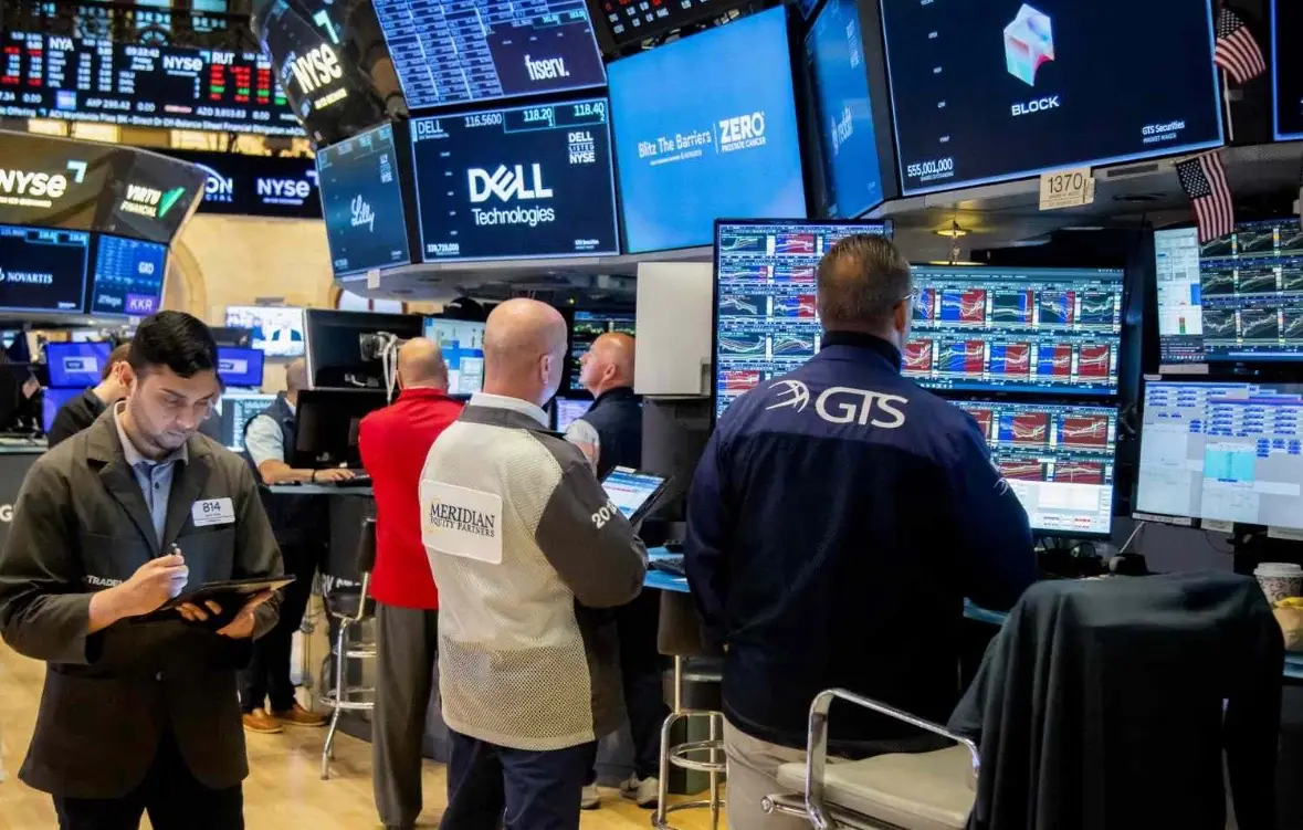 Saham teknologi kecil AS melesat karena euforia AI. Investor beralih dari raksasa teknologi, meski risiko gelembung membesar. Foto: Getty Images.
