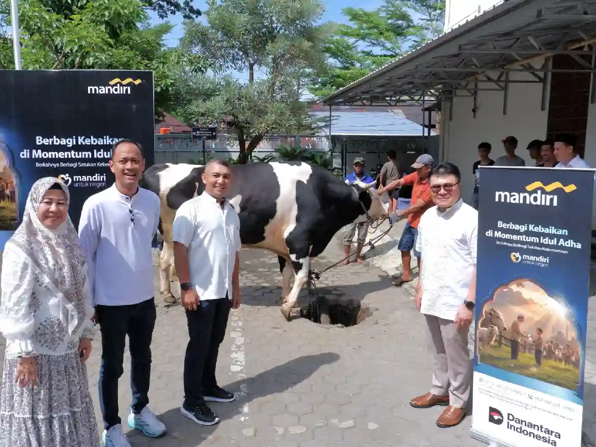 Bank Mandiri salurkan 2.529 hewan kurban ke berbagai daerah di Indonesia. Makassar hingga Maluku terima 2,5 ton daging. Foto: dok. Bank Mandiri