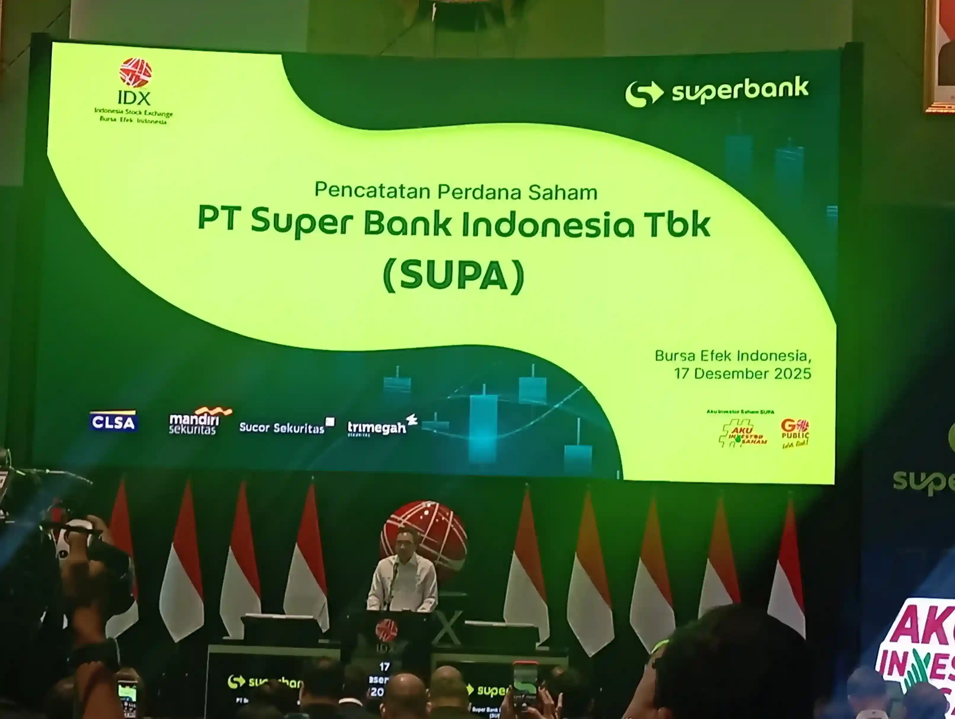 Pencatatan saham perdana SUPA di BEI (Foto: Desty Luthfiani/KabarBursa)