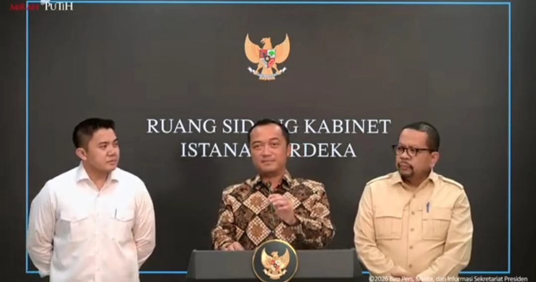Sekretaris Kabinet Teddy Indra Wijaya (kiri), Menteri Sekretaris Negara Prasetyo Hadi (tengah), dan Kepala Badan Komunikasi Pemerintah Muhammad Qodari (kanan) saat menyampaikan konferensi pers mengenai pergantian pimpinan Badan Gizi Nasional (BGN), Selasa, 2 Juni 2026. Foto: Dok. Setpres.