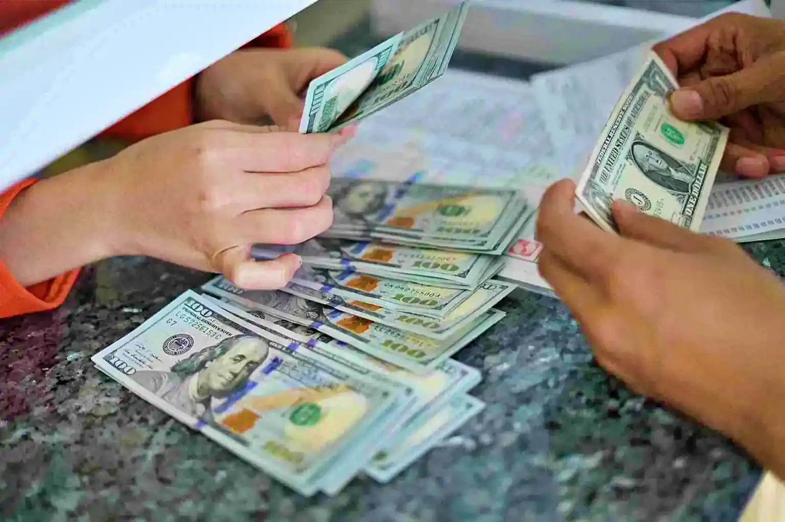 Rupiah menembus Rp18.000 per USD dan sempat menyentuh Rp18.013. Pelemahan dipicu sentimen global dan meningkatnya kehati-hatian pasar. Foto: Dok. KabarBursa.
