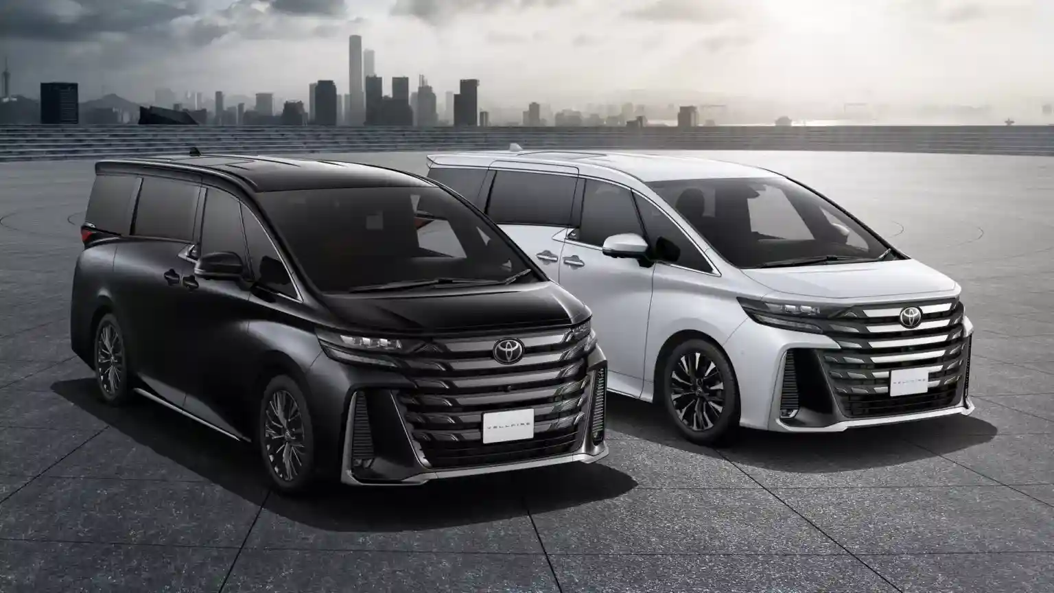 Toyota Alphard dan Vellfire mendapat penyegaran di Jepang. Ada varian baru PHEV, harga mulai setengah miliar. Foto: dok. Toyota