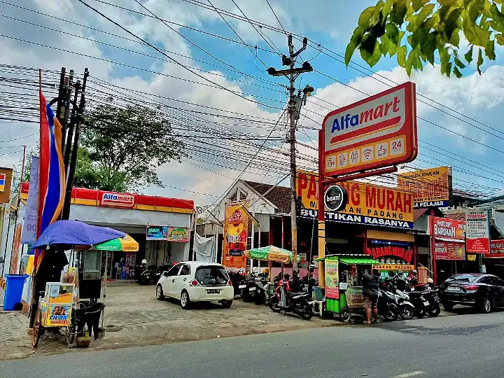 PT Sumber Alfaria Trijaya Tbk (AMRT) selaku pengelola jaringan minimarket Alfamart akhirnya merespons kemunculan Koperasi Desa Merah Putih (KDMP). (Foto: Dok. Alfamart)
