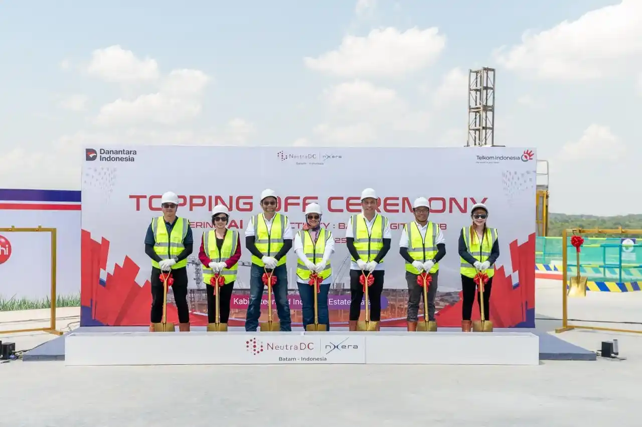 Topping off ceremony gedung pertama data center NeutraDC Nxera Batam (BTM-1). (Foto: Telkom) 