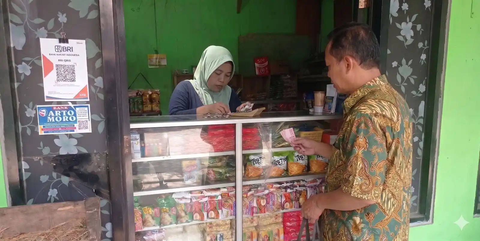 Didorong pembiayaan PNM Mekaar, warung sembako milik Niken mampu berkembang. Foto: dok. BRI