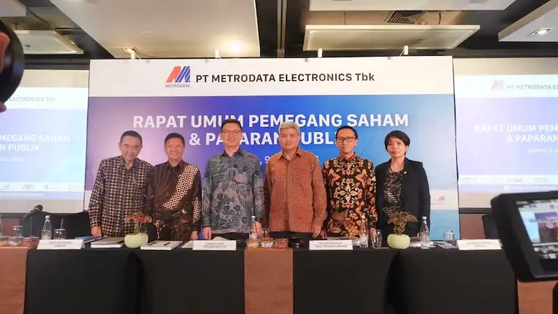 Jajaran Komisaris dan Direksi PT Metrodata Electronics Tbk (MTDL) usai RUPST 2026 di Jakarta. Dari kiri ke kanan: Komisaris Independen Tanan Herwandi Antonius, Direktur Randy Kartadinata, Presiden Direktur Susanto Djaja, Wakil Presiden Komisaris Ben Aristarchus Widyatmodjo, Direktur Alexander Kuntoro, dan Direktur Sur Hang Aiwan. Doc. MTDL