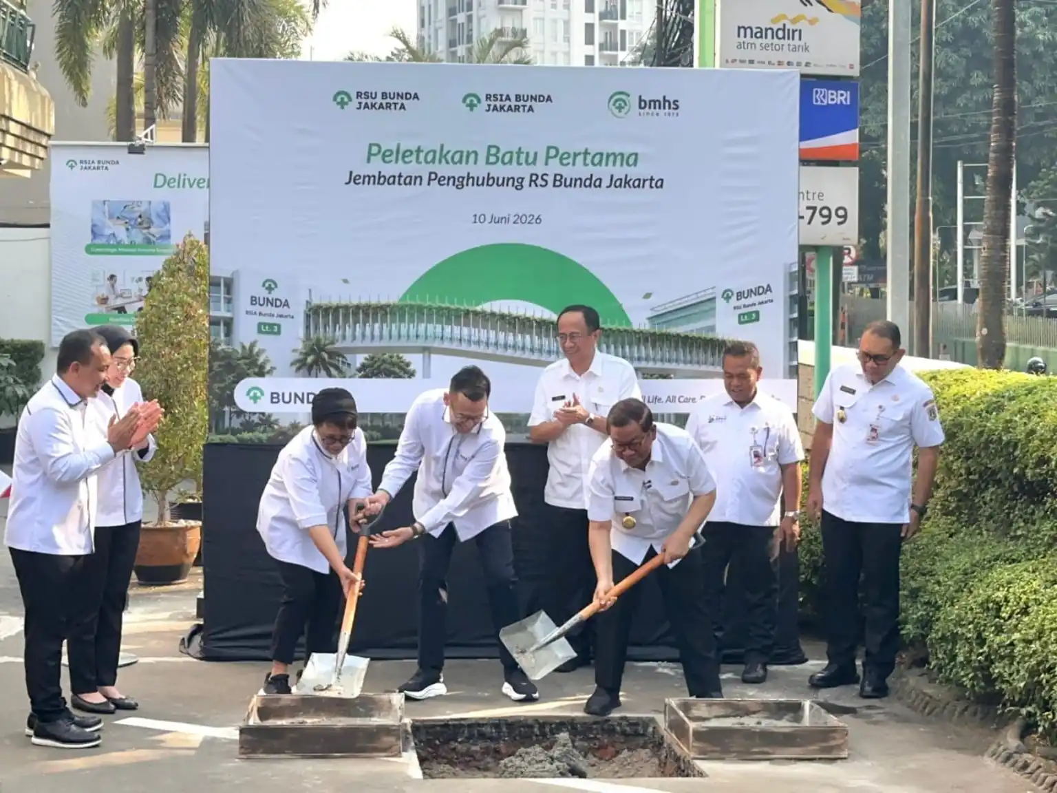 Gubernur DKI Jakarta Pramono Anung bersama jajaran manajemen PT Bundamedik Tbk (BMHS) melakukan peletakan batu pertama pembangunan skybridge yang akan menghubungkan RSIA Bunda Jakarta dan RSU Bunda Jakarta di Jakarta, Rabu, 10 Juni 2026. Proyek ini menjadi bagian dari upaya BMHS mengintegrasikan layanan kesehatan keluarga guna meningkatkan keselamatan pasien, efisiensi operasional, dan akses terhadap layanan unggulan. Foto: Dok. BMHS.