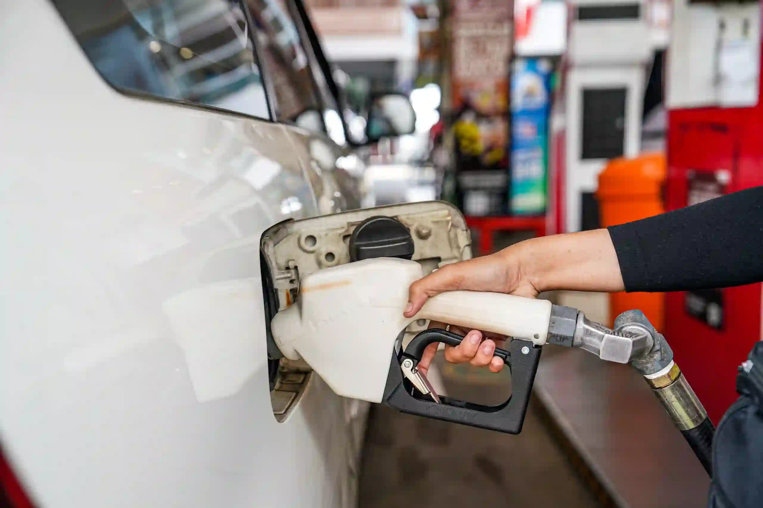 Pengamat Otomotif sebut dampak kenaikan harga Pertamax dan Pertamax Green. Konsumen bisa tunda pembelian, industri harus percepat transisi produk ke elektrifikasi. Foto: dok. KabarBursa.com.