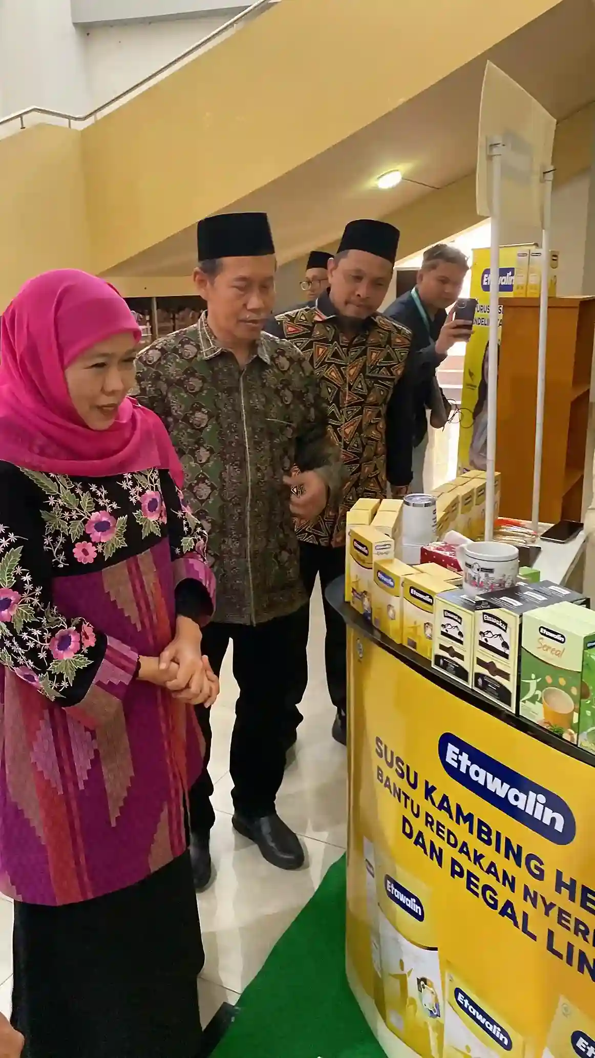 Gubernur Jawa Timur, Khofifah Indar Parawansa saat mengunjungi booth Ethos di Forum Ekonomi Regional Jawa 2026. (Foto: Dok. Kabarbursa.com)