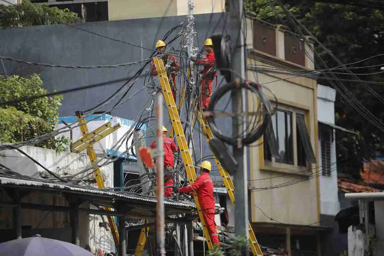 Institute for Essential Services Reform (IESR) mendesak Kementerian Energi dan Sumber Daya Mineral (ESDM) segera melakukan investigasi menyeluruh. (Foto: Dok. PLN)