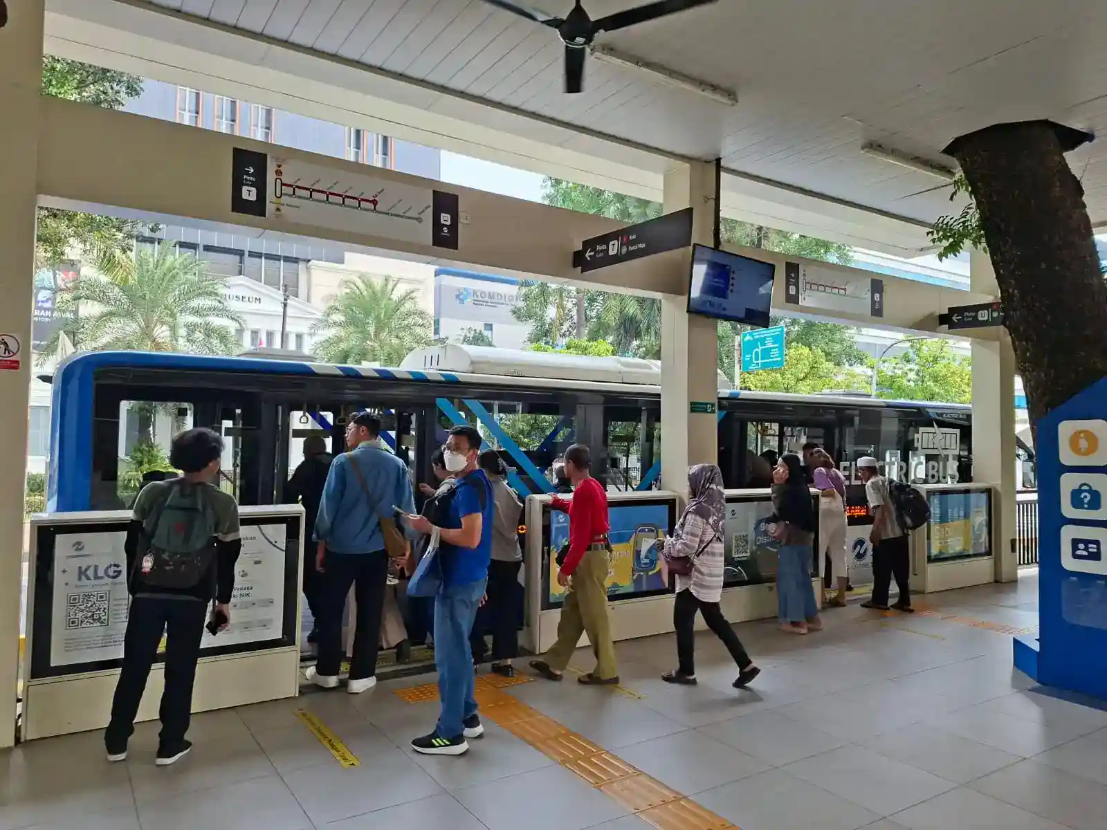 Tarif Transjabodetabek dinilai terlalu murah untuk rute jarak jauh. Pengamat mendukung kenaikan tarif, namun meminta perlindungan bagi pekerja bandara. Foto: Dok. MTI.