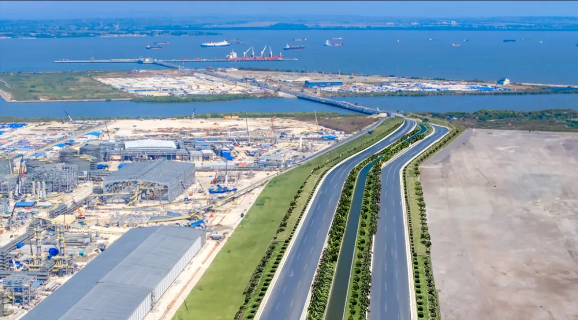 Kawasan industri Java Integrated Industrial and Ports Estate (JIIPE) di Manyar, Gresik, Jawa Timur. Investasi di KEK Gresik telah menembus Rp113,4 triliun dengan penyerapan 45.860 tenaga kerja. Tingginya minat investor mendorong pemerintah mempercepat rencana perluasan kawasan. Foto: Dok. Pelindo.
