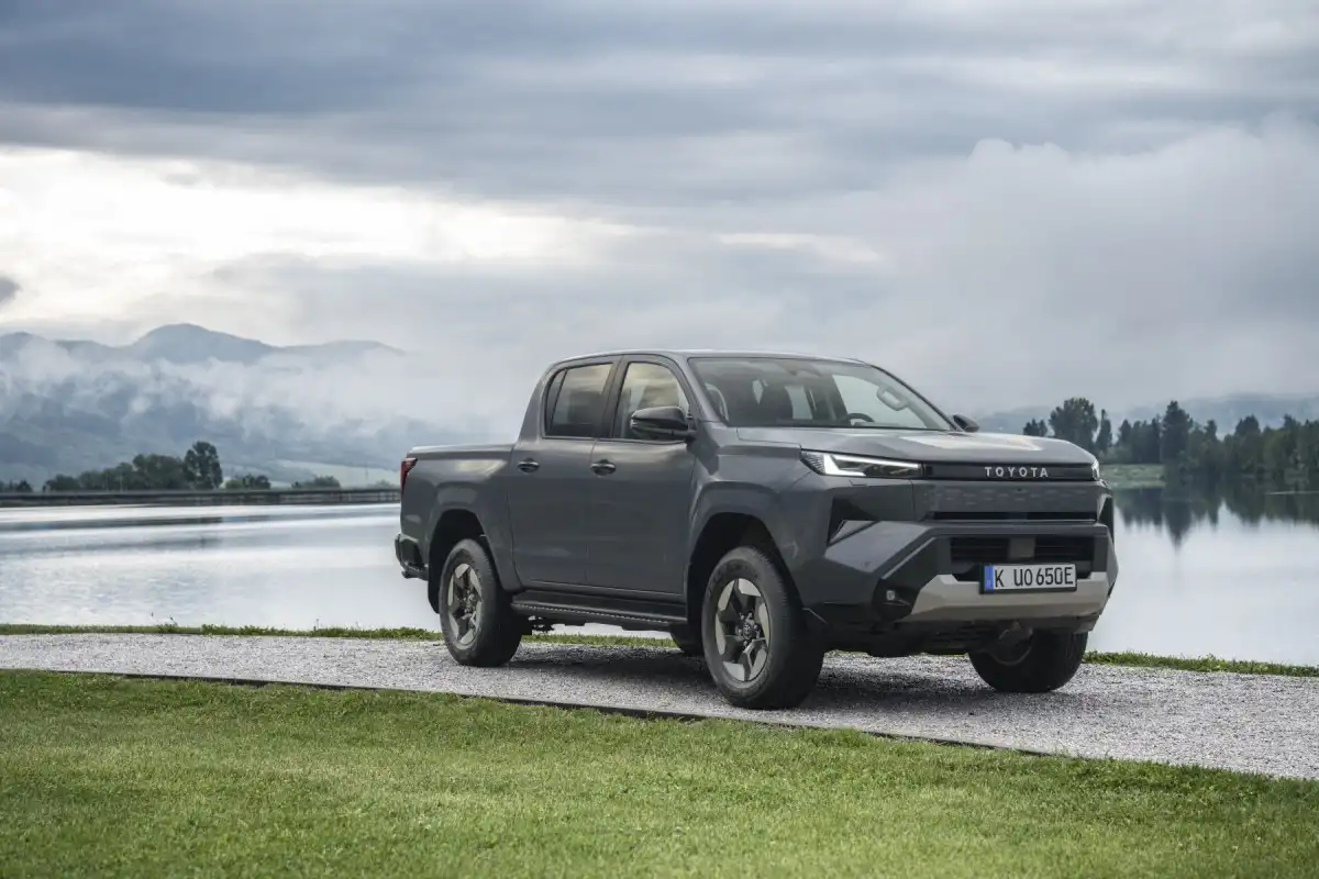 Toyota Hilux BEV sanggup menarik beban hingga 1,7 ton dan menjangkau jarak tempuh 380 km. (Foto: Electrek) 
