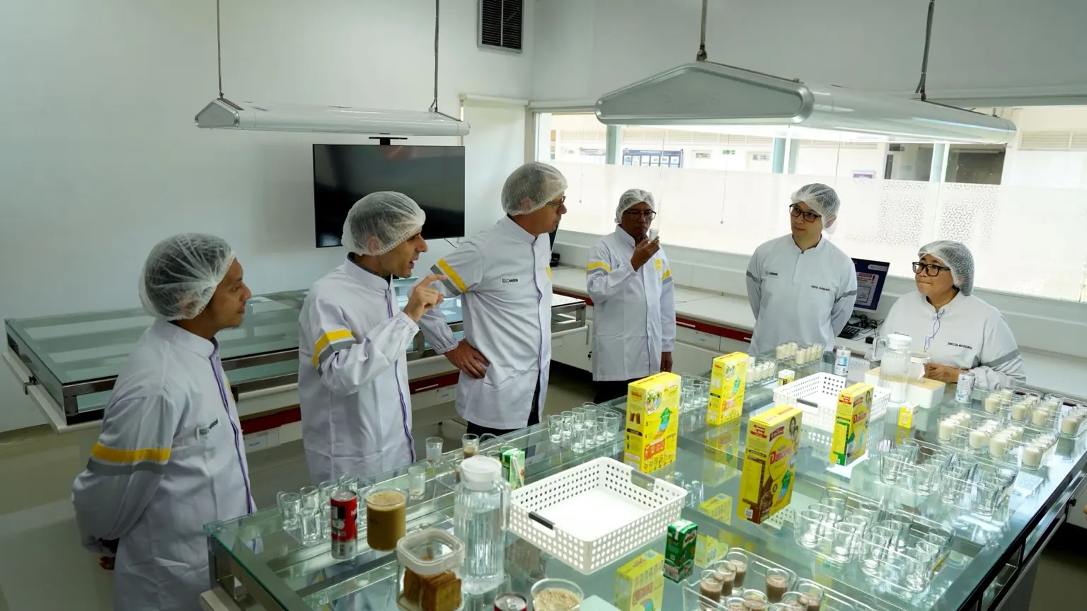 Meski kebutuhan susu nasional terus meningkat, Indonesia masih mengimpor sekitar 79 persen pasokan susu. Nestlé dan Dubes Swiss menyoroti pentingnya memperkuat peternak lokal untuk mengejar ketertinggalan produksi. Foto: Dok. Nestle Indonesia.