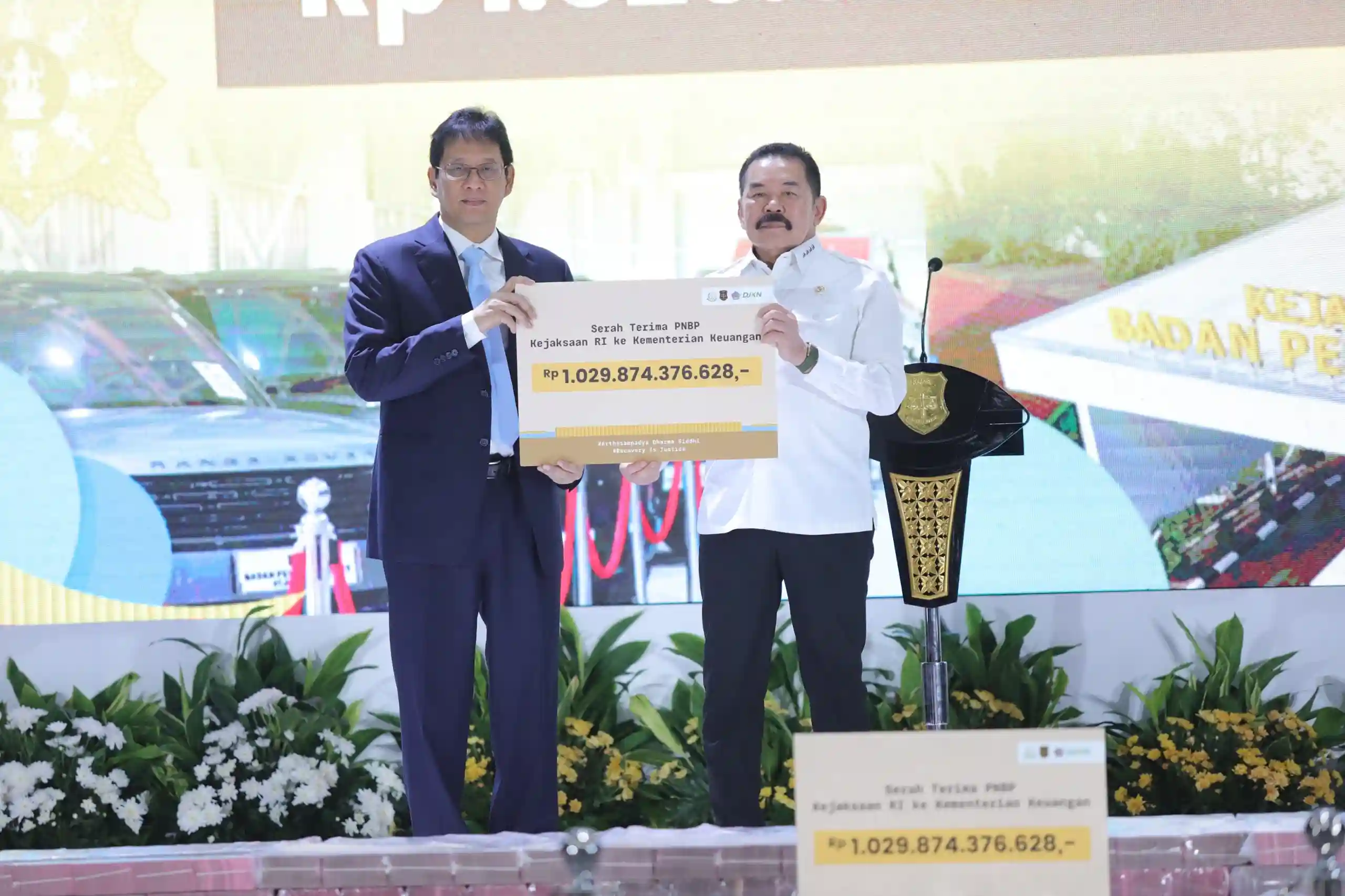  Menteri Keuangan, Purbaya Yudhi Sadewa  menerima secara simbolis Penerimaan Negara Bukan Pajak (PNBP) sebesar Rp1,02 triliun. (Foto: Dok.Kemenkeu)