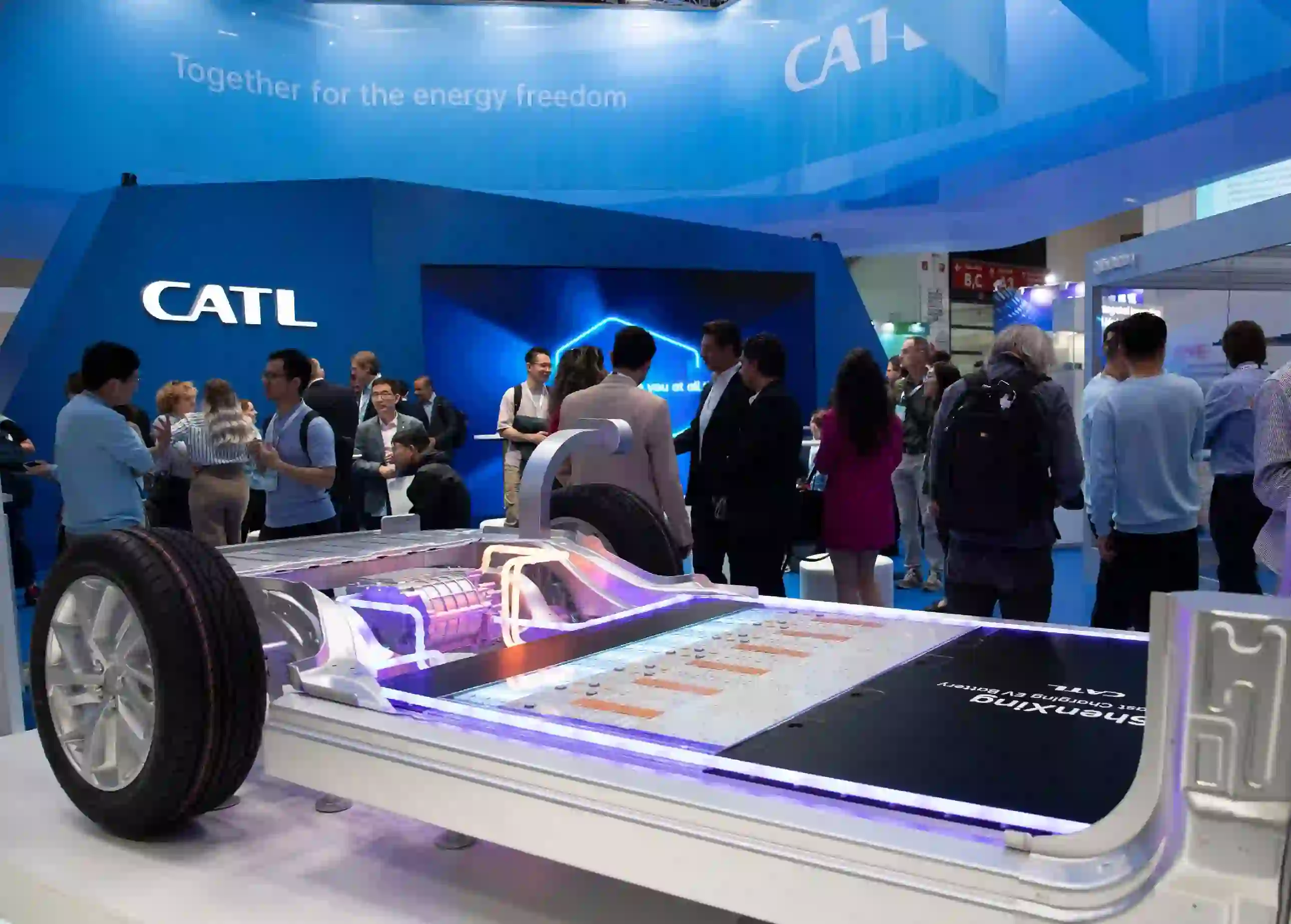 China tingkatkan keamanan mobil listrik lewat dua standar baru pada kendaraan dan komponen baterai yang diterapkan Juli 2026. Berikut dampaknya. Foto: South China Morning Post