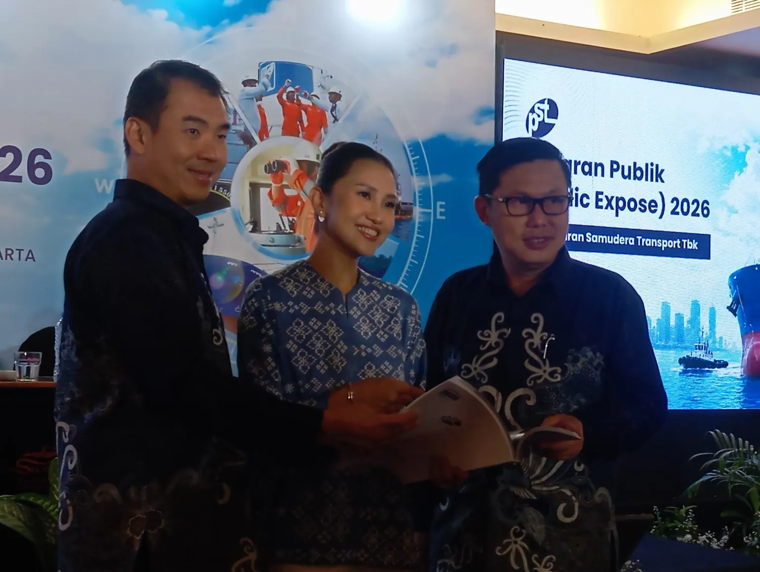 Dari kiri Direktur Keuangan PSAT Wendi Arifin, Komisaris Utama PSAT Olivia Djoharsjah dan Direktur Utama PSAT Susanto usai menggelar Rapat Umum Pemegang Saham (RUPS) di Sunlake Waterfront Resort, Jakarta Utara pada Rabu, 17 Juni 2026. Foto: Desty Luthfiani/KabarBursa.com