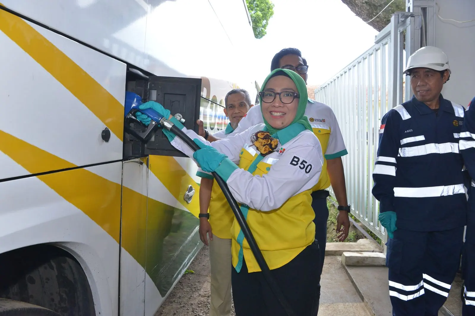 Direktur Jenderal Energi Baru, Terbarukan, dan Konservasi Energi (EBTKE) Kementerian ESDM, Eniya Listiani Dewi, melakukan pengisian biodiesel B50 pada kendaraan saat uji implementasi program biodiesel. Pemerintah menargetkan penerapan mandatori B50 secara nasional mulai 1 Juli 2026 guna memperkuat ketahanan energi, mengurangi impor solar, serta meningkatkan pemanfaatan bahan bakar nabati berbasis kelapa sawit. Foto: Dok. Kementerian ESDM. Foto: Dok. Kementerian ESDM.