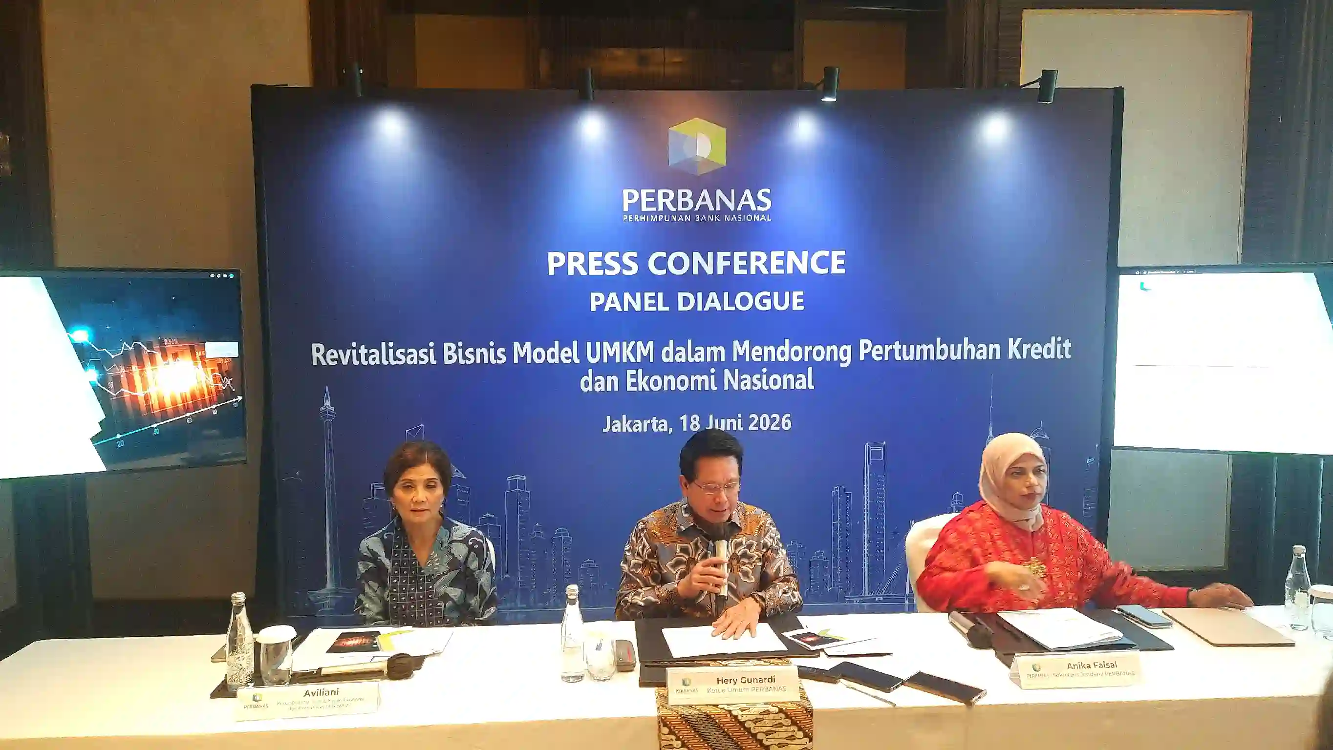 Dari kiri - Ketua Bidang Riset & Kajian Ekonomi & Perbankan Perhimpunan Bank Nasional (Perbanas) Aviliani, Ketua Umum Perbanas Hery Gunardi dan Sekretaris Jenderal Perbanas Anika Faisal dalam konferensi pers di Jakarta, Rabu, 18 Juni 2026. Foto: Harun/KabarBursa.com