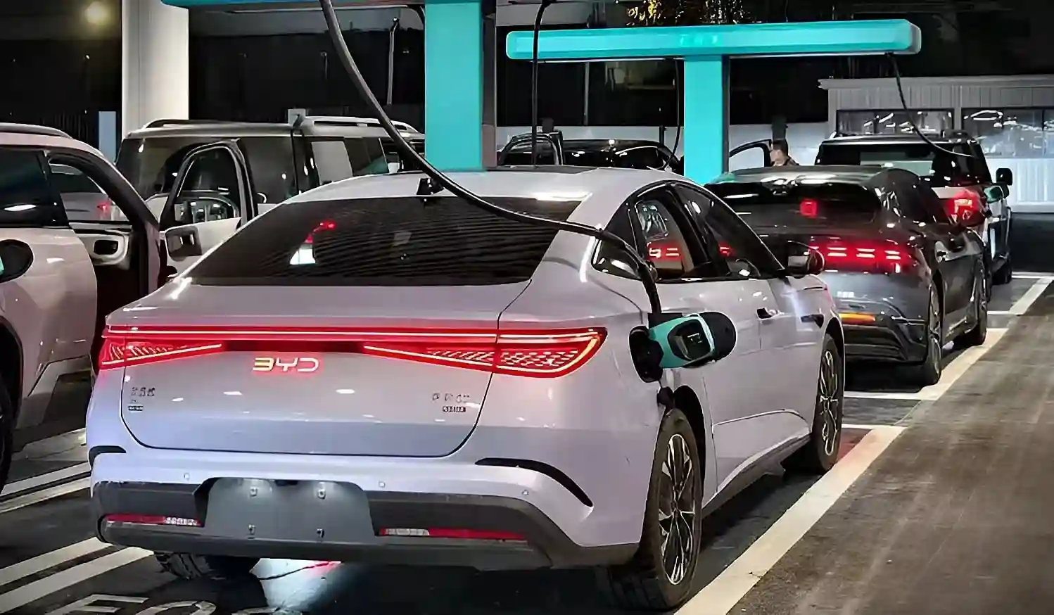 Ilustrasi Persaingan EV China memanas, Geely dan BYD berdebat soal baterai dan teknologi fast charging. Foto: WhichCar
