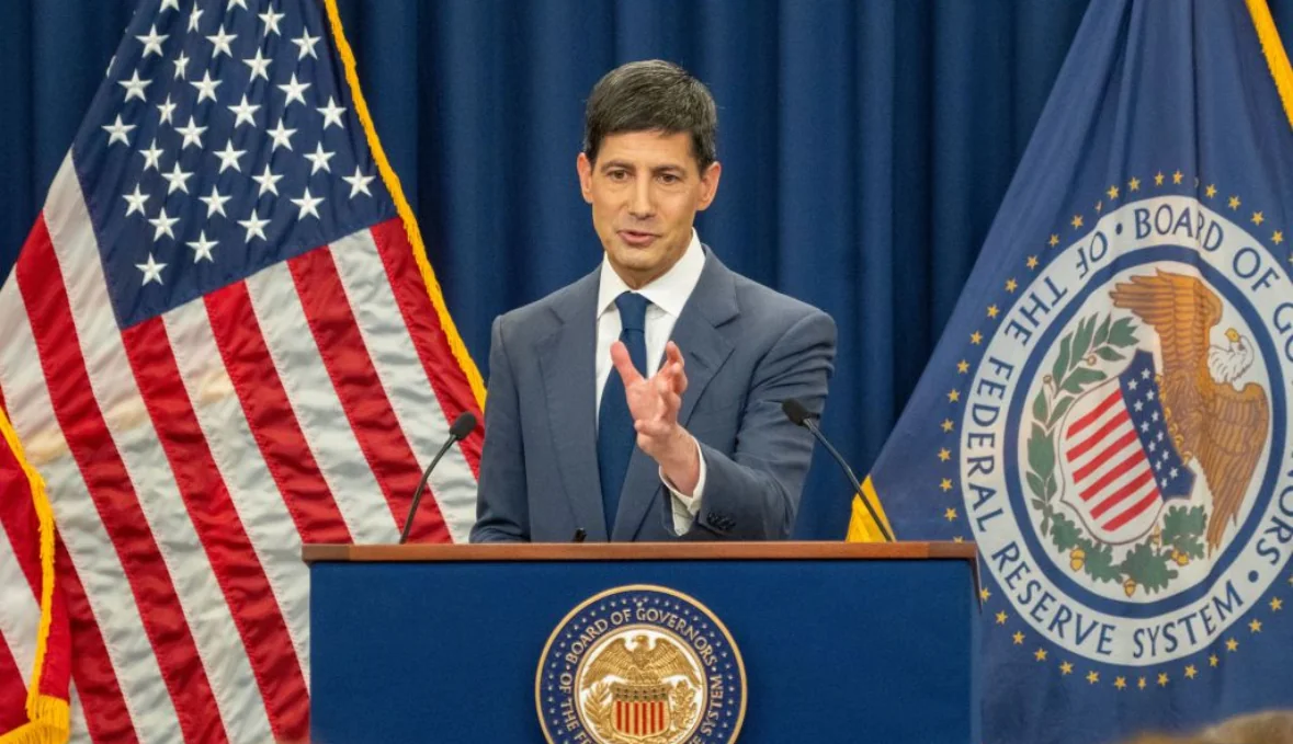Ketua The Fed Kevin Warsh memicu gejolak pasar obligasi setelah pernyataannya soal inflasi mendorong ekspektasi kenaikan suku bunga AS. Foto: Xinhua.