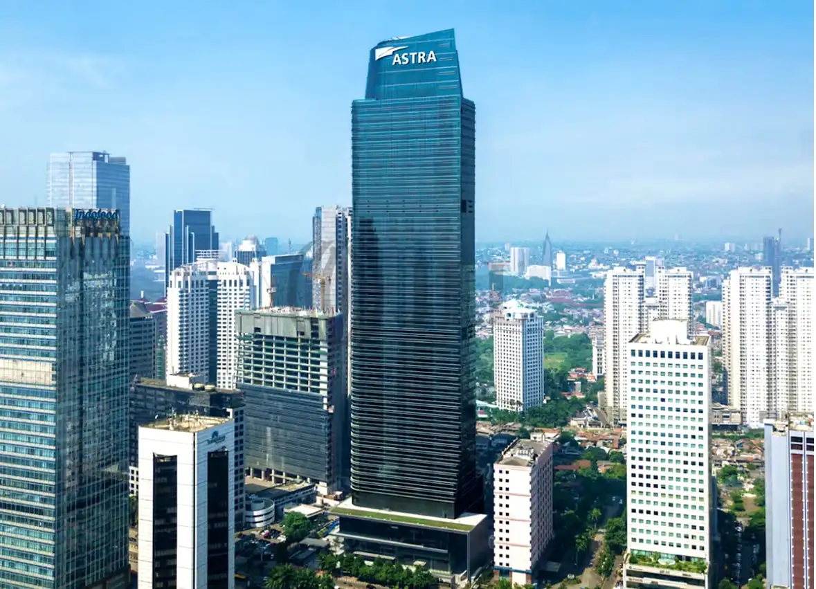 Gedung Menara Astra di kawasan Sudirman, Jakarta. Astra International (ASII) merupakan salah satu grup otomotif terbesar di Indonesia dengan dominasi pasar kendaraan roda dua dan roda empat nasional. Foto: Dok. JLL.