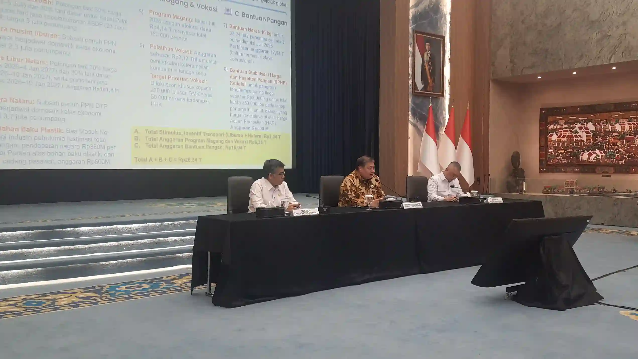 Dari kiri ke kanan - Menteri Ketenagakerjaan Yassierli, Menko Perekonomian Airlangga Hartarto, dan Menteri Perhubungan Dudy Purwagandhy dalam konferensi pers Stimulus Pertumbuhan Ekonomi Semester II Tahun 2026 di Kantor Kemenko Perekonomian, Jakarta, Senin 22 Juni 2026. Foto: KabarBursa.com/Harun