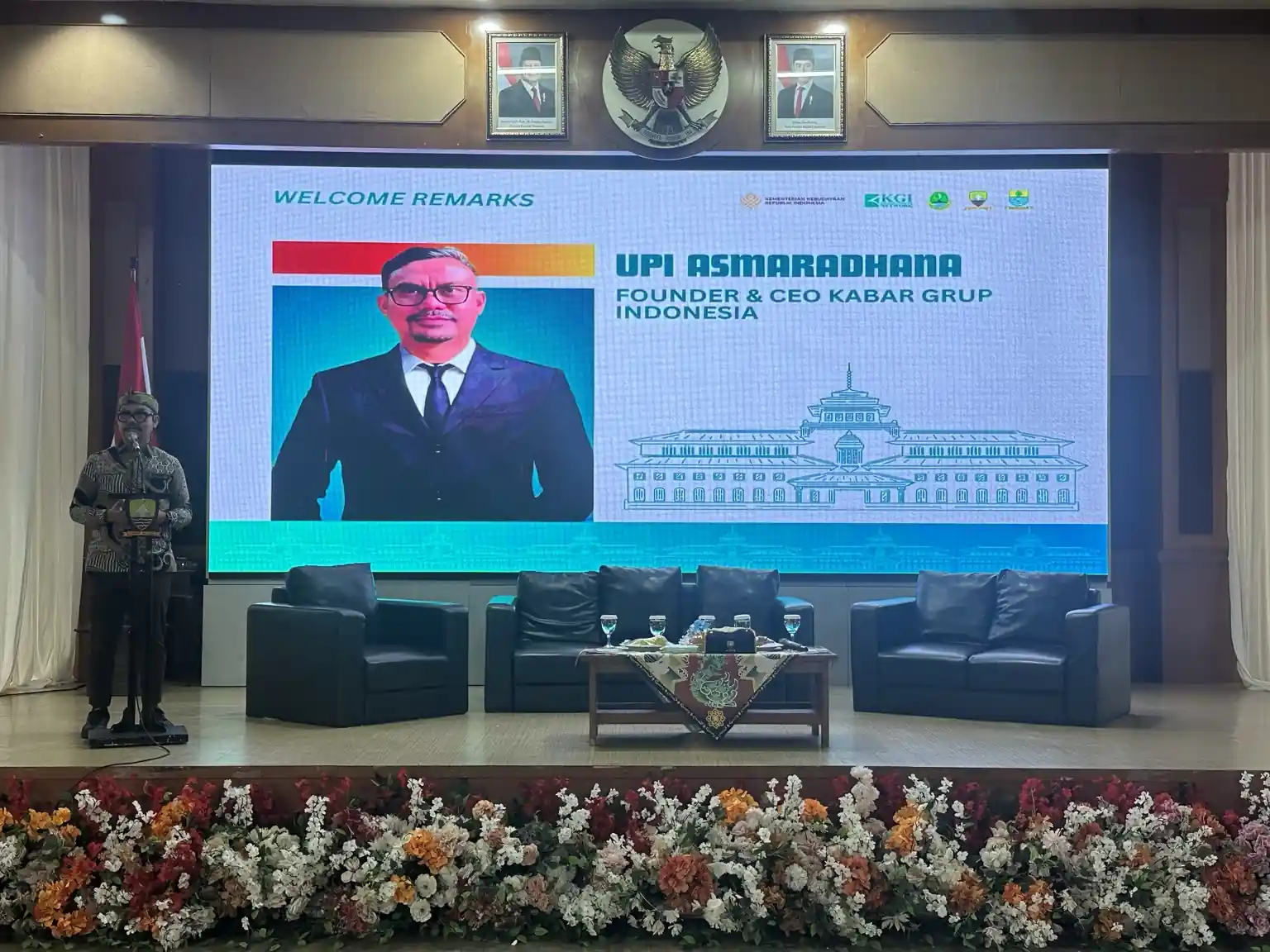 Founder dan CEO Kabar Grup Indonesia (KGI), Upi Asmaradhana, menyampaikan sambutan dalam pembukaan Forum Ekonomi Regional Jawa Barat (FER Jabar) 2026 di Aula Tampomas, Kabupaten Sumedang, Jawa Barat, Selasa, 23 Juni 2026. Dalam kesempatan itu, Upi menekankan pentingnya menjadikan budaya sebagai penggerak ekonomi daerah dan sumber pertumbuhan Pendapatan Asli Daerah (PAD). Foto: Alpin Pulungan/KabarBursa.