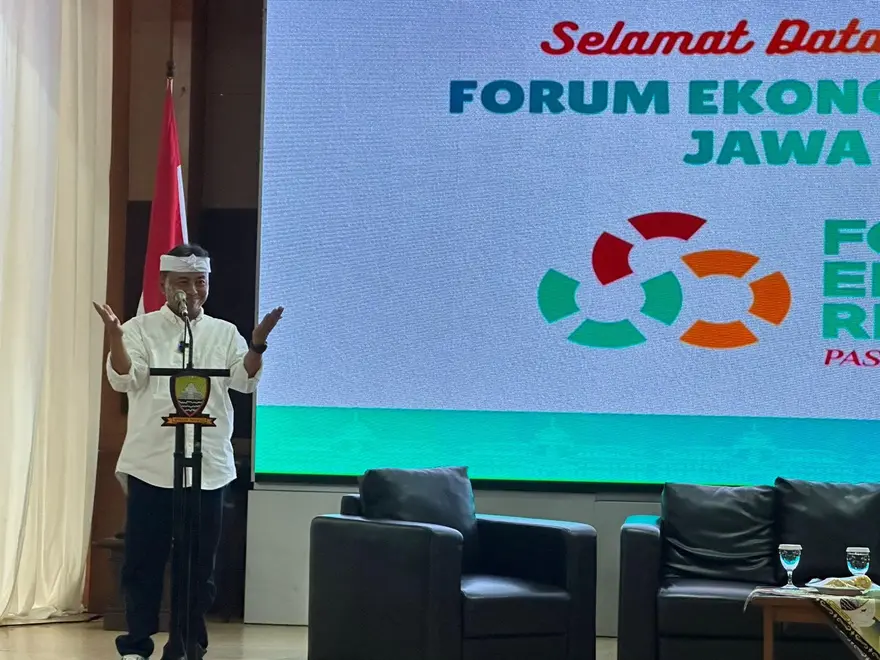 Sekretaris Daerah Provinsi Jawa Barat, Herman Suryatman, menyampaikan sambutan dalam Forum Ekonomi Regional Jawa Barat (FER Jabar) 2026 di Aula Tampomas, Sumedang, Selasa, 23 Juni 2026. Foto: Alpin Pulungan/KabarBursa