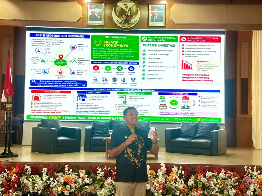Bupati Sumedang, Dony Ahmad Munir, memaparkan strategi pengembangan ekonomi daerah dalam Forum Ekonomi Regional Jawa Barat (FER Jabar) 2026 di Aula Tampomas, Sumedang, Selasa, 23 Juni 2026. Foto: Alpin Pulungan/KabarBursa.