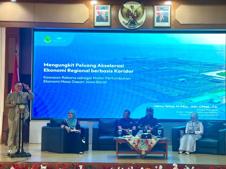 Kepala Pelaksana Badan Pengelola (BP) Rebana, Helmy Yahya, memaparkan strategi pengembangan Kawasan Rebana sebagai motor pertumbuhan ekonomi masa depan Jawa Barat dalam Forum Ekonomi Regional Jawa Barat (FER Jabar) 2026 di Aula Tampomas, Sumedang, Selasa, 23 Juni 2026. Foto: Alpin Pulungan/KabarBursa.com