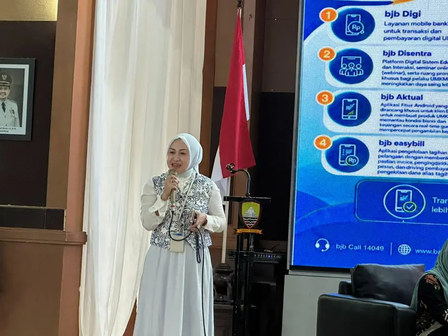 Pemimpin Grup Divisi Institutional & Wholesale Banking Bank BJB, Yeni Fatimah, memaparkan strategi digitalisasi dan penguatan akses pembiayaan UMKM dalam Forum Ekonomi Regional Jawa Barat (FER Jabar) 2026 di Aula Tampomas, Sumedang, Selasa, 23 Juni 2026. Foto: Alpin Pulungan/KabarBursa
