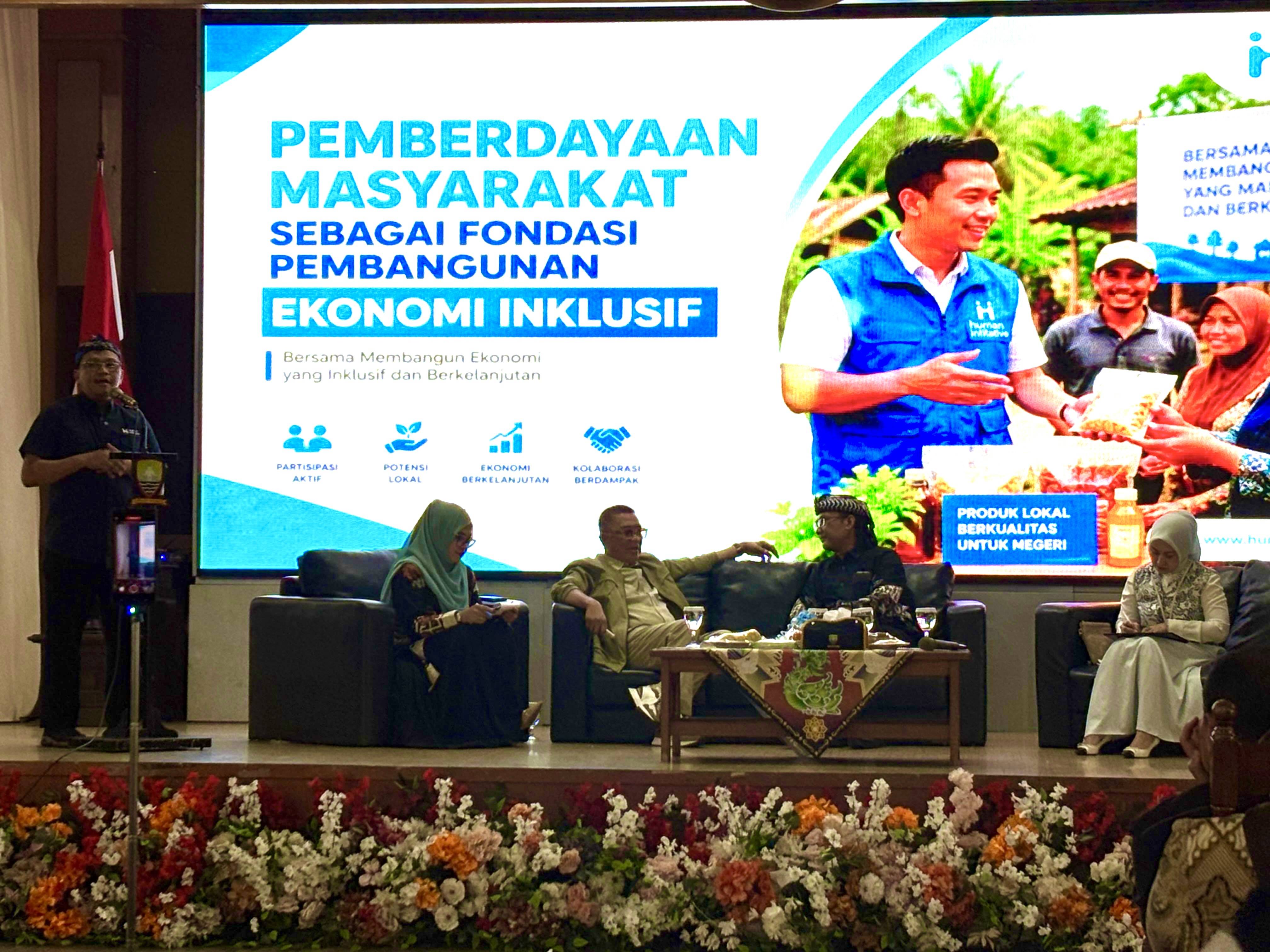 Vice President of Worldwide Partnership & National Development Human Initiative, Bambang Suherman (kiri), mengikuti diskusi panel dalam Forum Ekonomi Regional Jawa Barat (FER Jabar) 2026 di Aula Tampomas, Sumedang, Selasa, 23 Juni 2026. Foto: Alpin Pulungan/KabarBursa.
