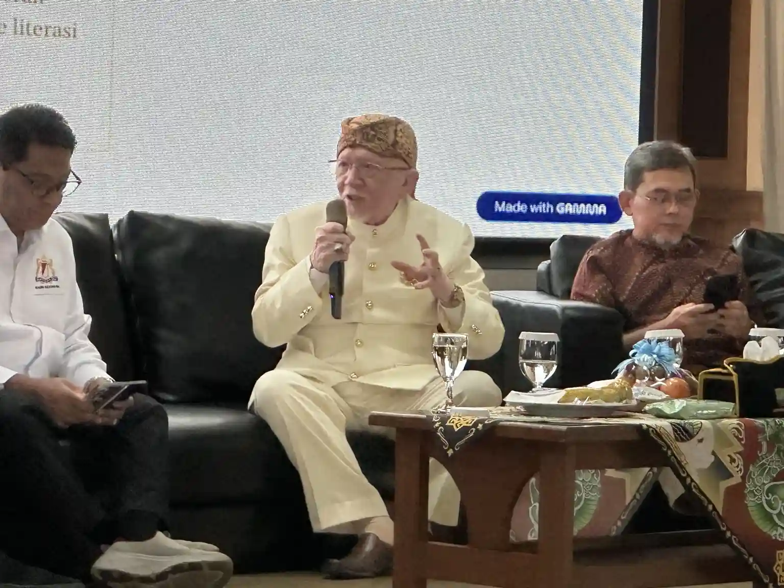 Sri Radya Keraton Sumedang Larang, H. Ikik Lukman Soemadisoeria (tengah), menyampaikan pandangannya dalam Forum Ekonomi Regional Jawa Barat (FER Jabar) 2026 di Aula Tampomas, Sumedang, Selasa, 23 Juni 2026. Ia mendorong digitalisasi aset budaya dan pengembangan produk lokal sebagai penggerak ekonomi kreatif daerah. Foto: Alpin Pulungan/KabarBursa.