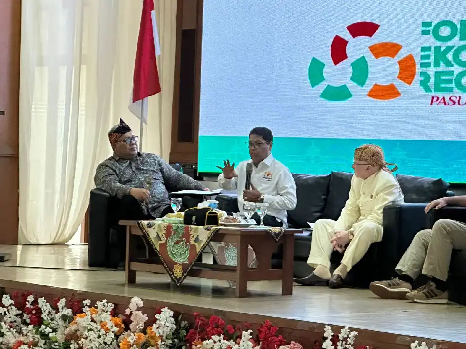 Komite Tetap Korwil I Jawa Barat KADIN Indonesia, Zoelkifli M. Adam (tengah) menyampaikan pandangannya dalam sesi diskusi Forum Ekonomi Regional Jawa Barat (FER Jabar) 2026 di Aula Tampomas, Sumedang, Selasa, 23 Juni 2026. Foto: KabarBursa.com/Alpin Pulungan