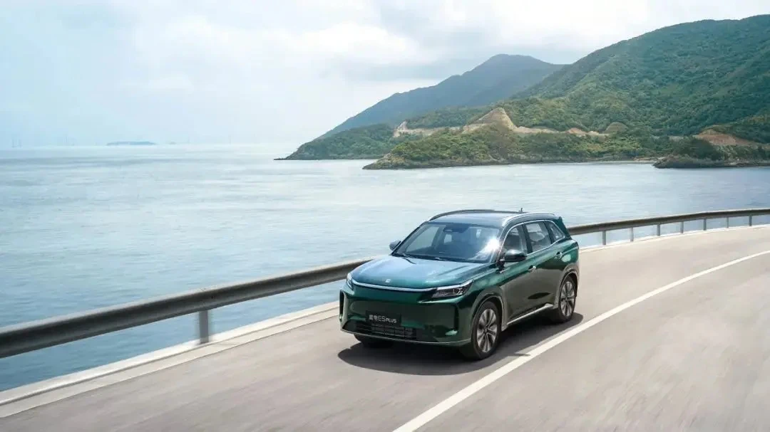 Bakal meluncur di GIIAS 2026, DFSK E5 Plus akan bersaing dengan Geely Starray EM-i hingga Chery Tiggo 8 CSH. Unitnya sudah bisa dipesan, konsumen cukup bayar Rp5 ribu. Foto: DFSK Motor