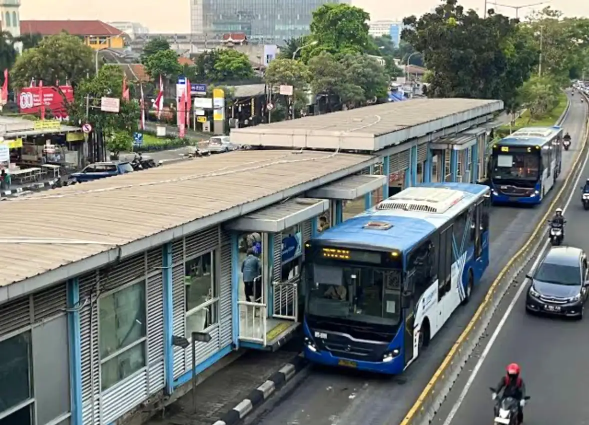 LPEM UI menyebut Transjakarta membantu menurunkan polusi udara dan menghasilkan penghematan biaya kesehatan hingga Rp3,79 triliun per tahun. Foto: Dok. Transjakarta.