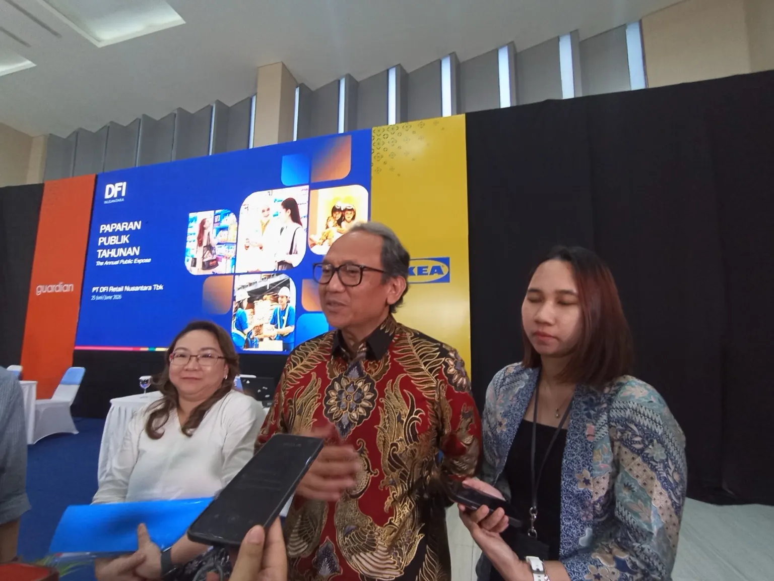 Dari kiri Head of Finance Guardian Melia Asmita Natawidjaja, Direktur Utama PT DFI Retail Nusantara Hadrianus Wahyu Trikusumo dan jajarannya usai menggelar RUPS di Tangerang Selatan pada Rabu, 25 Juni 2026. Desty Luthfiani/KabarBursa.com.