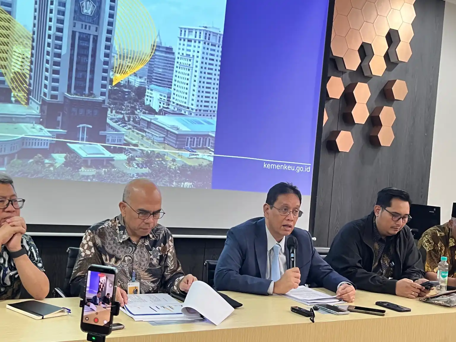 Menteri Keuangan Purbaya Yudhi Sadewa memberikan keterangan kepada awak media di Kantor Kementerian Keuangan, Jakarta, Jumat, 26 Juni 2026. Purbaya menyampaikan anggaran program Makan Bergizi Gratis (MBG) akan dipangkas menjadi di bawah Rp200 triliun melalui efisiensi tata kelola. Foto: Gusti Ridani/KabarBursa.