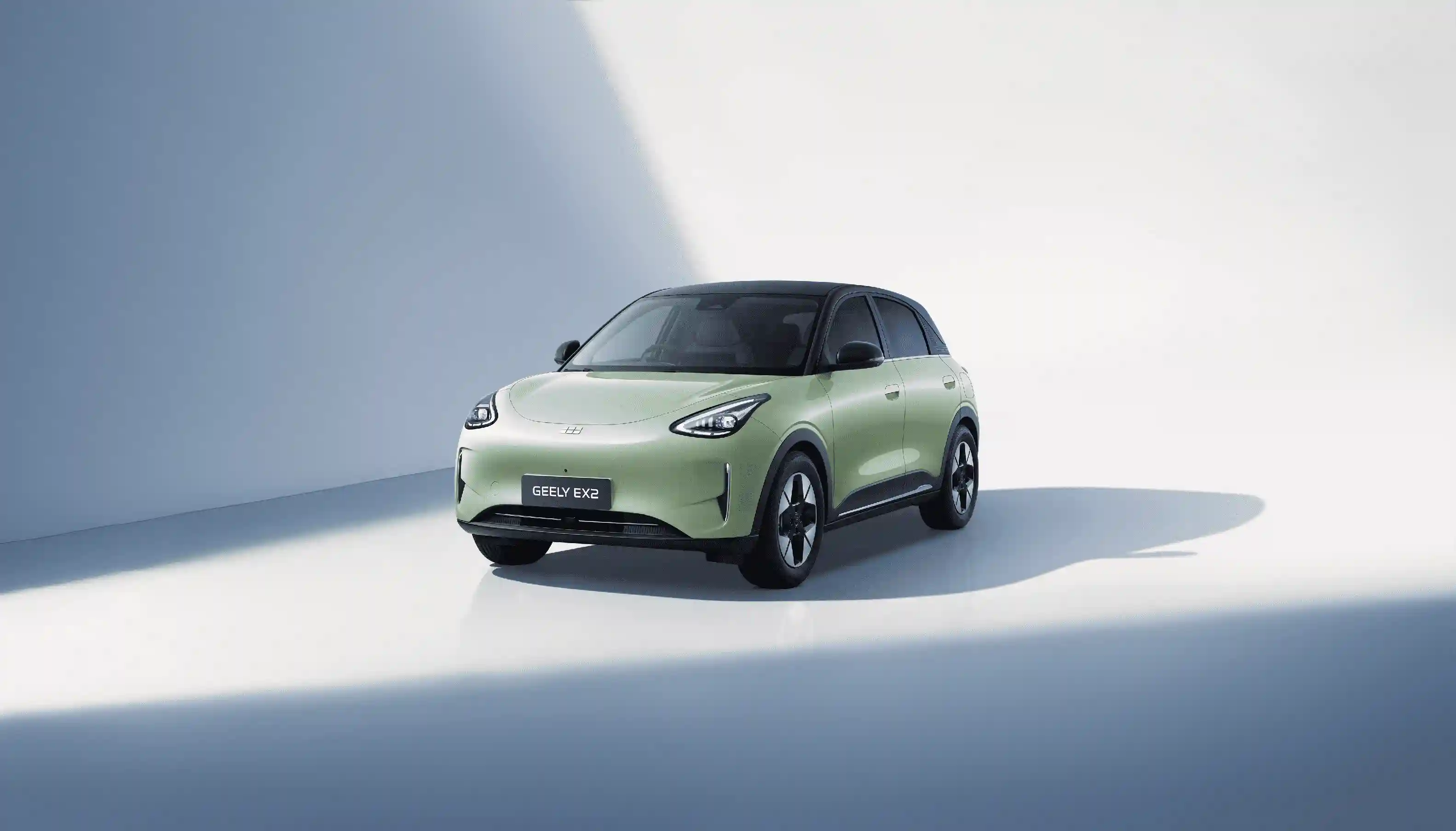 Warna baru Aether Green untuk Geely EX2. Geely menambah kapasitas produksi EX2 di Purwakarta. Inden kini sekitar satu bulan seiring tingginya permintaan mobil listrik tersebut. Foto: Geely.
